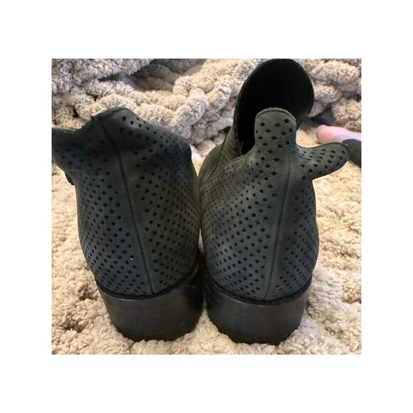 Eileen Fisher leaf ankle bootie tulip split perforated leather black/gray Size 9 - Picture 6 of 7